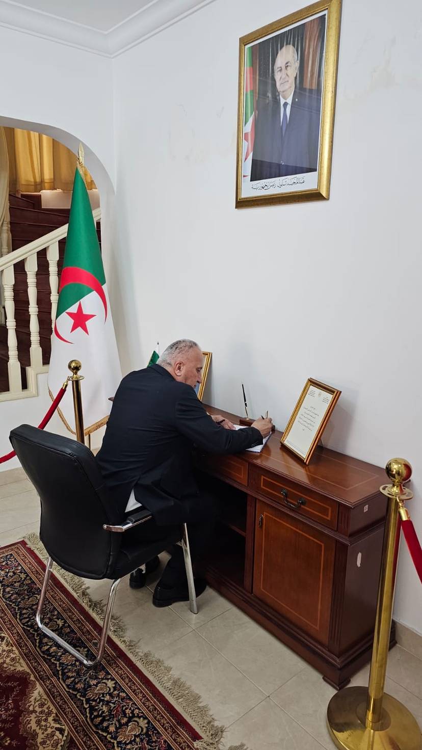 سفارة الجزائر بالبحرين تفتح دفتر تعازي إثر وفاة المغفور له بإذن الله رئيس الجمهورية الأسبق المجاهد السيد اليامين زروال